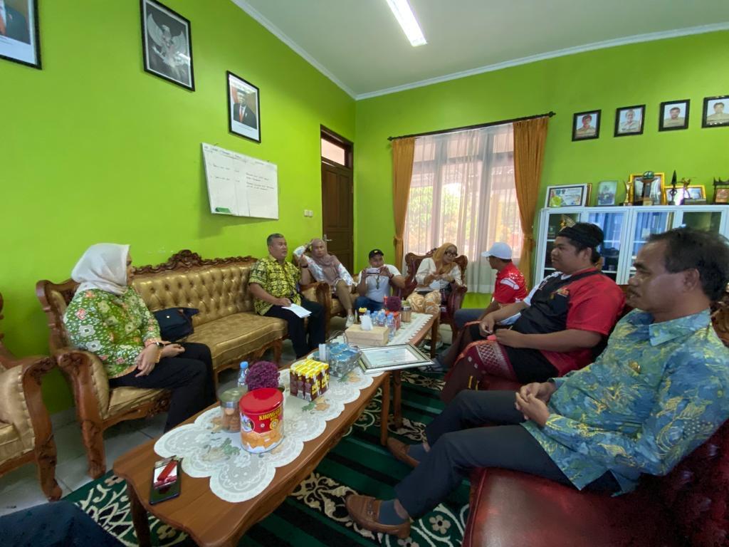 Pertemuan antara Pihak Disparbudkepora Pemprov Babel dan Belitung dengan Hatta Kabong (foto:repro)