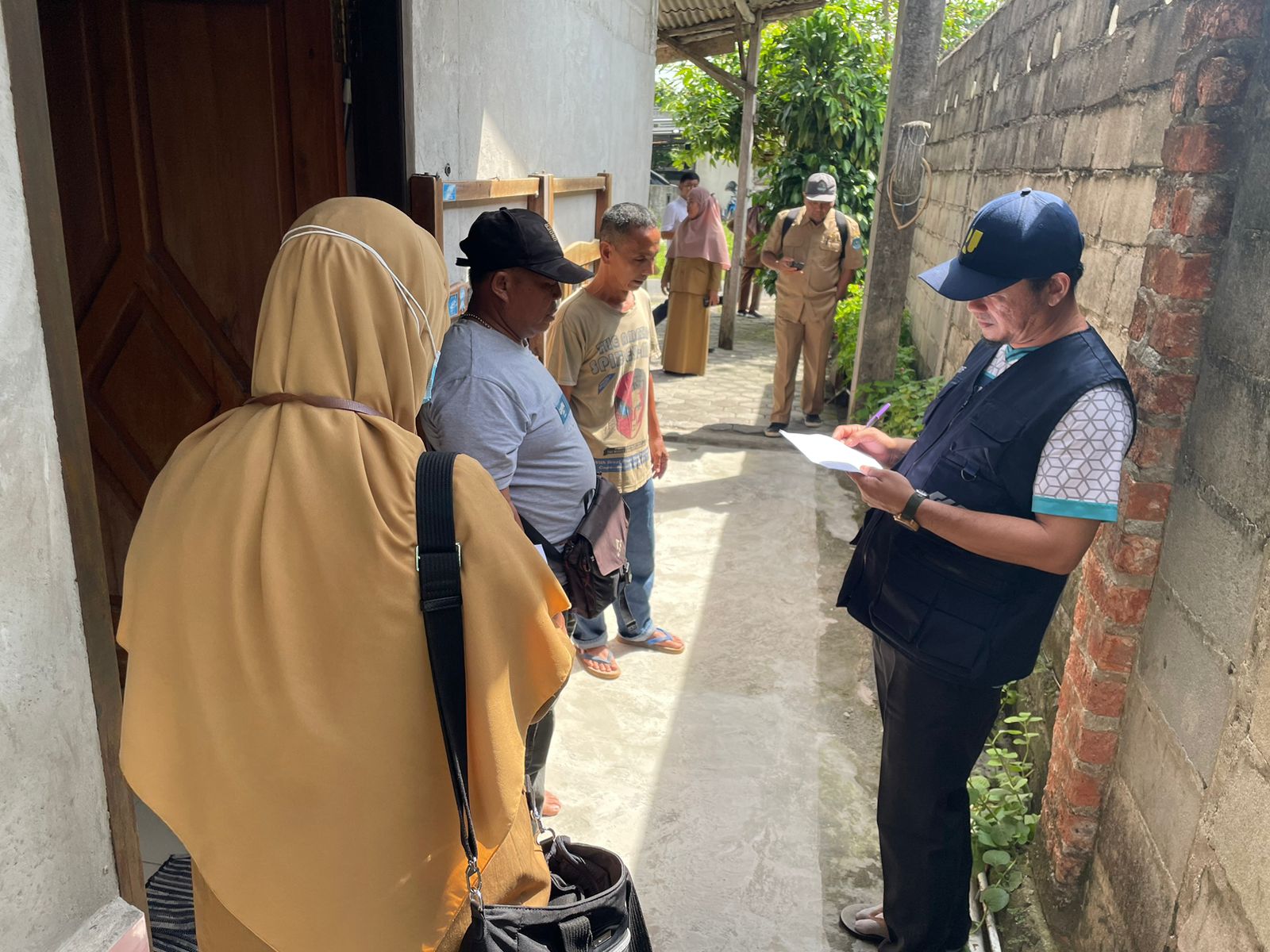 Tim Verifikator Bebas Open Defecation Free (ODF) atau Stop Buang Air Besar (BAB) Sembarangan  Tingkat Provinsi Kepulauan Bangka Belitung Bangka Belitung turun langsung ke lapangan untuk mengecek kelayakan desa/kelurahan bebas ODF di Kabupaten Bangka, Selasa (27/02/2024). Foto : Edwardi